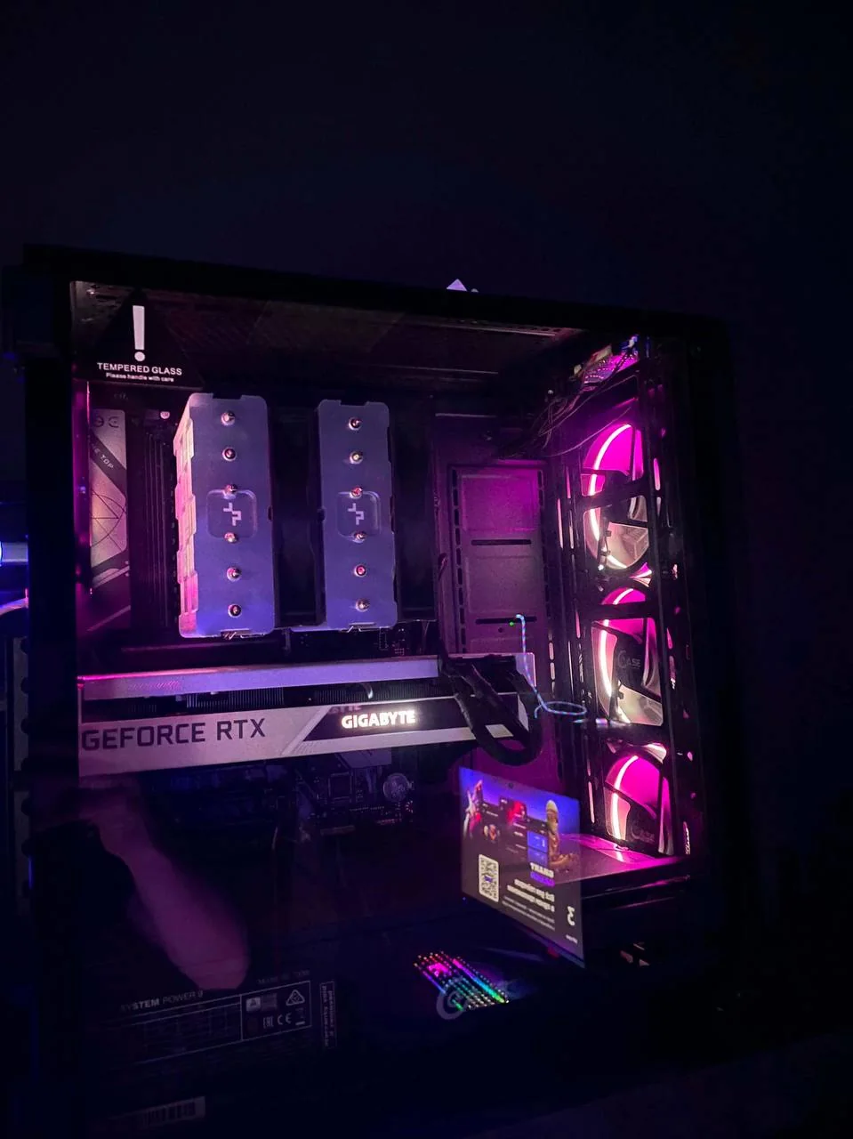 Видеокарта GeForce RTX с розовой RGB-подсветкой внутри системного блока