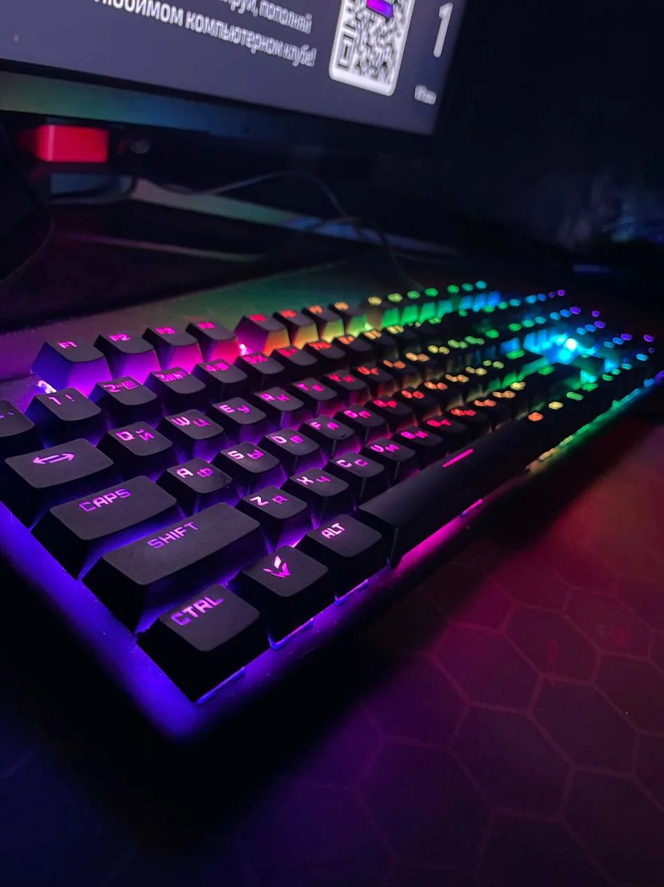 Механическая клавиатура с RGB-подсветкой на игровом месте